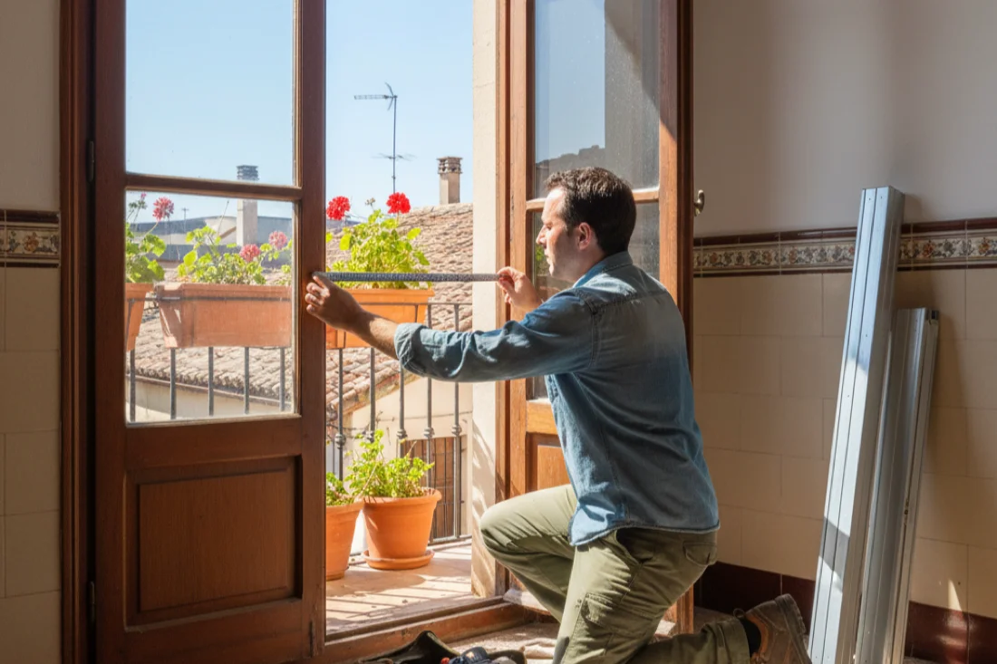 Técnico instalando persianas en un edificio del Vallès Oriental